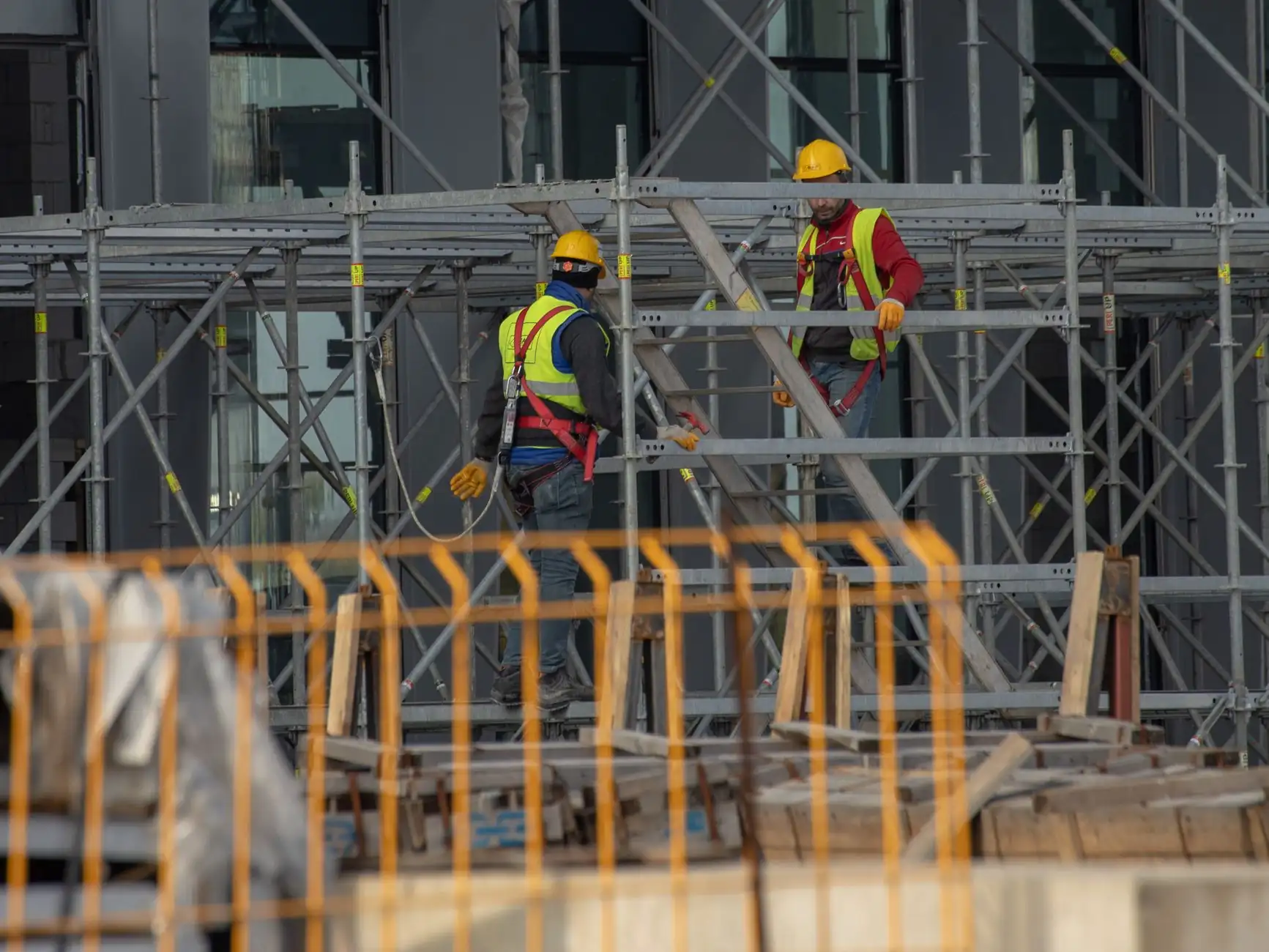 重庆公路路面施工工艺对比：沥青混凝土与水泥混凝土路面的应用场景分析
