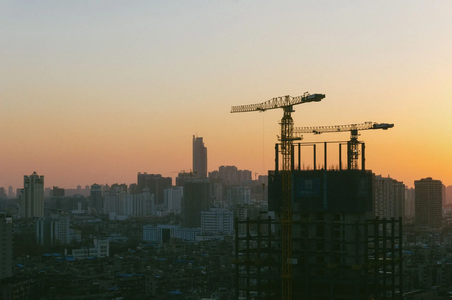 重庆公路路面施工工艺对比：沥青混凝土与水泥混凝土优劣分析